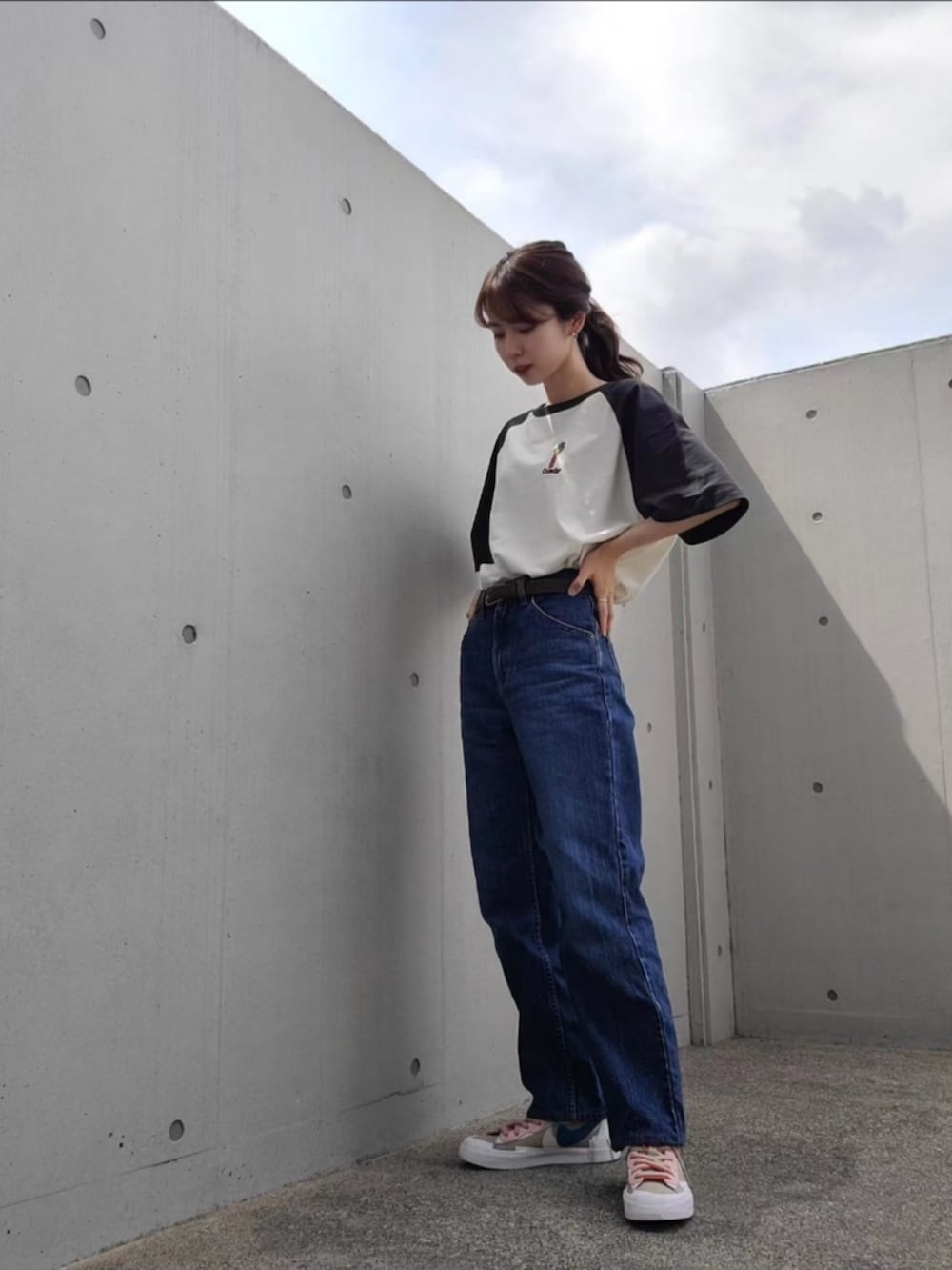 ブラック系のTシャツ/カットソー、ブルー系のデニムパンツ、その他のスニーカーを着用したレディースの夏コーディネートの2枚目の写真