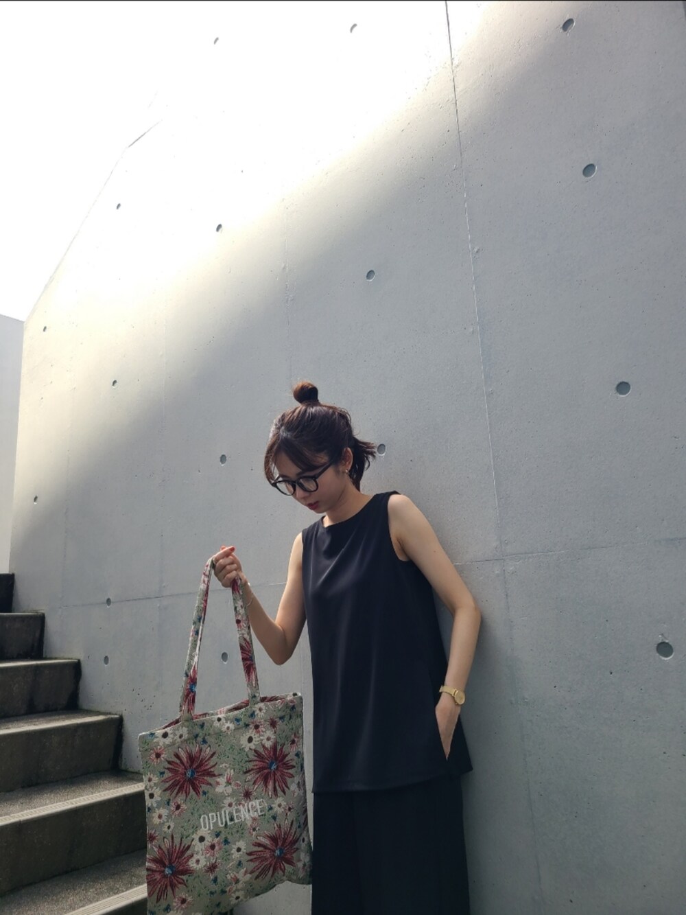 ベージュ系のショルダーバッグ、ブラック系のサンダル、ブラック系のトップスを着用したレディースの夏コーディネートの4枚目の写真