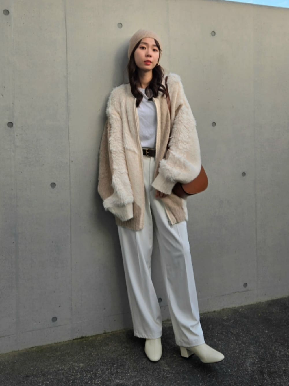 ベージュ系のカーディガン/ボレロ、ホワイト系のパンツ、ホワイト系のブーツを着用したレディースの秋コーディネートの2枚目の写真