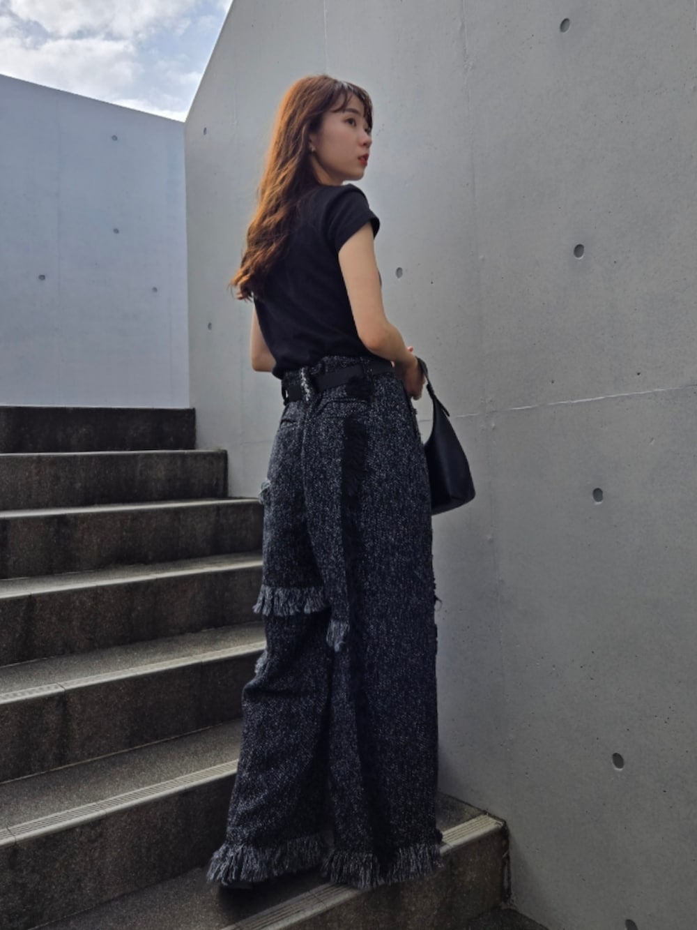 ブラック系のその他パンツ、ベージュ系のジャケット/アウターを着用したレディースの秋コーディネートの5枚目の写真