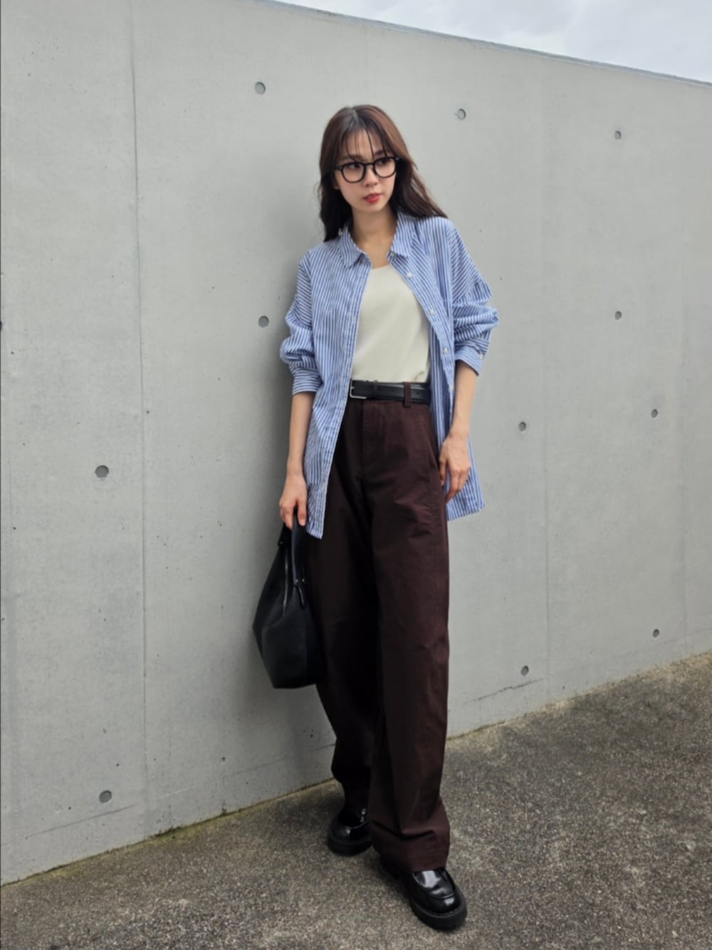 ブラウン系のパンツ、ブルー系のシャツ/ブラウス、ブラック系のシューズを着用したレディースの夏コーディネートの3枚目の写真
