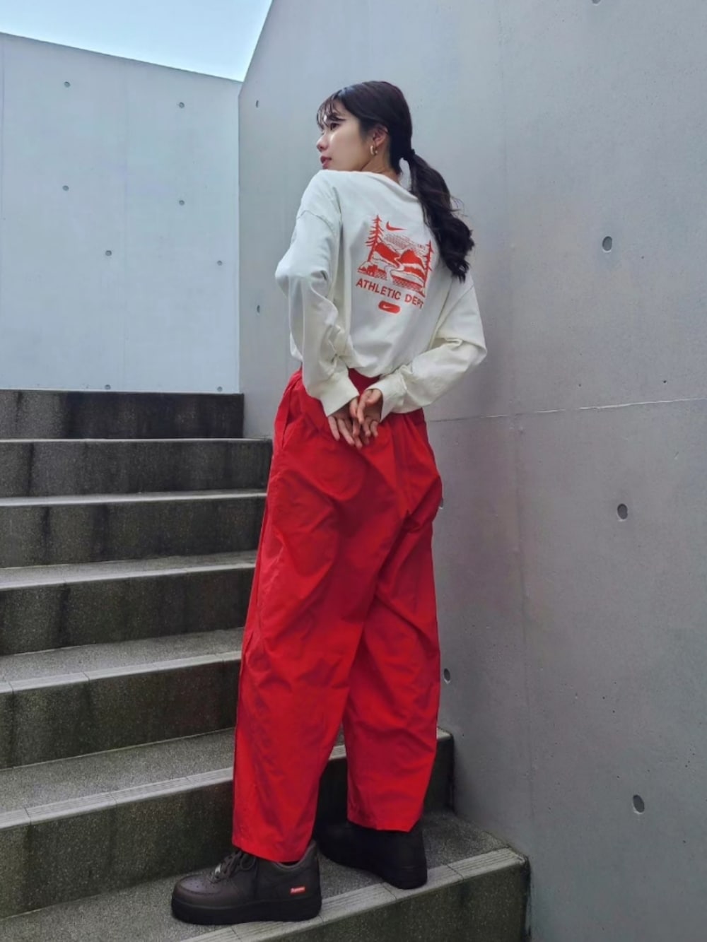 ブルー系のデニムジャケット、ホワイト系のTシャツ/カットソー、ブラウン系のスニーカーを着用したレディースの春コーディネートの2枚目の写真