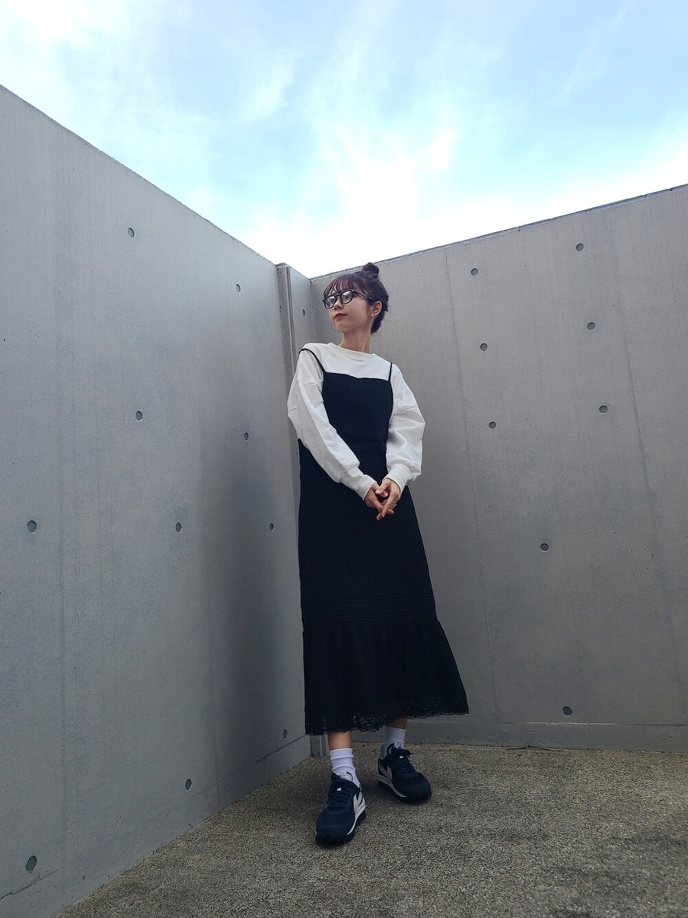 ブラック系のワンピース、ブルー系のスニーカー、ブルー系のスニーカーを着用したレディースの冬コーディネートの2枚目の写真