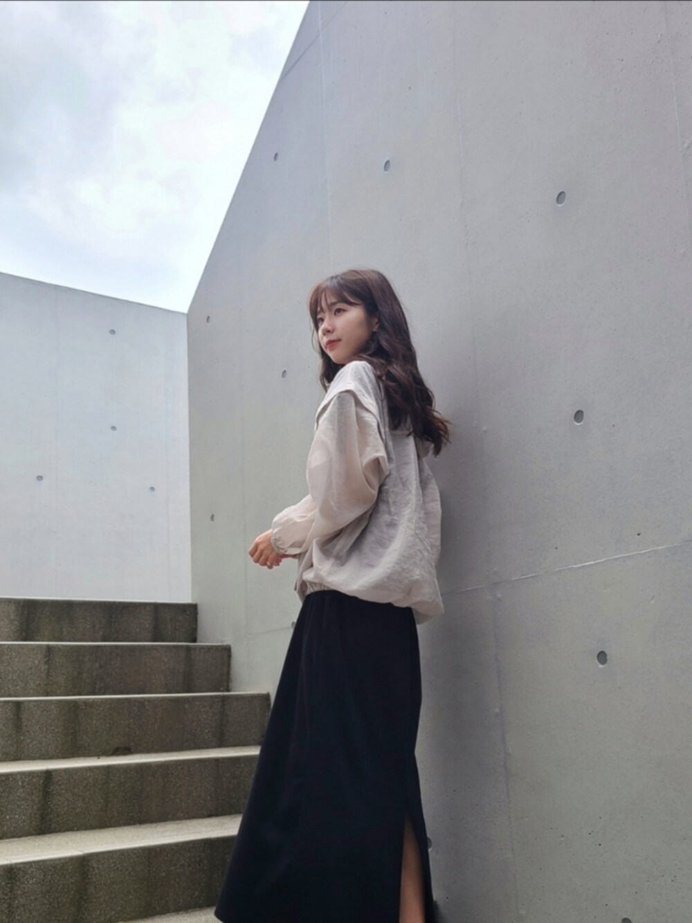 グレー系のシャツ/ブラウス、ブラック系のワンピース、シルバー系のピアス（両耳用）を着用したレディースの夏コーディネートの2枚目の写真