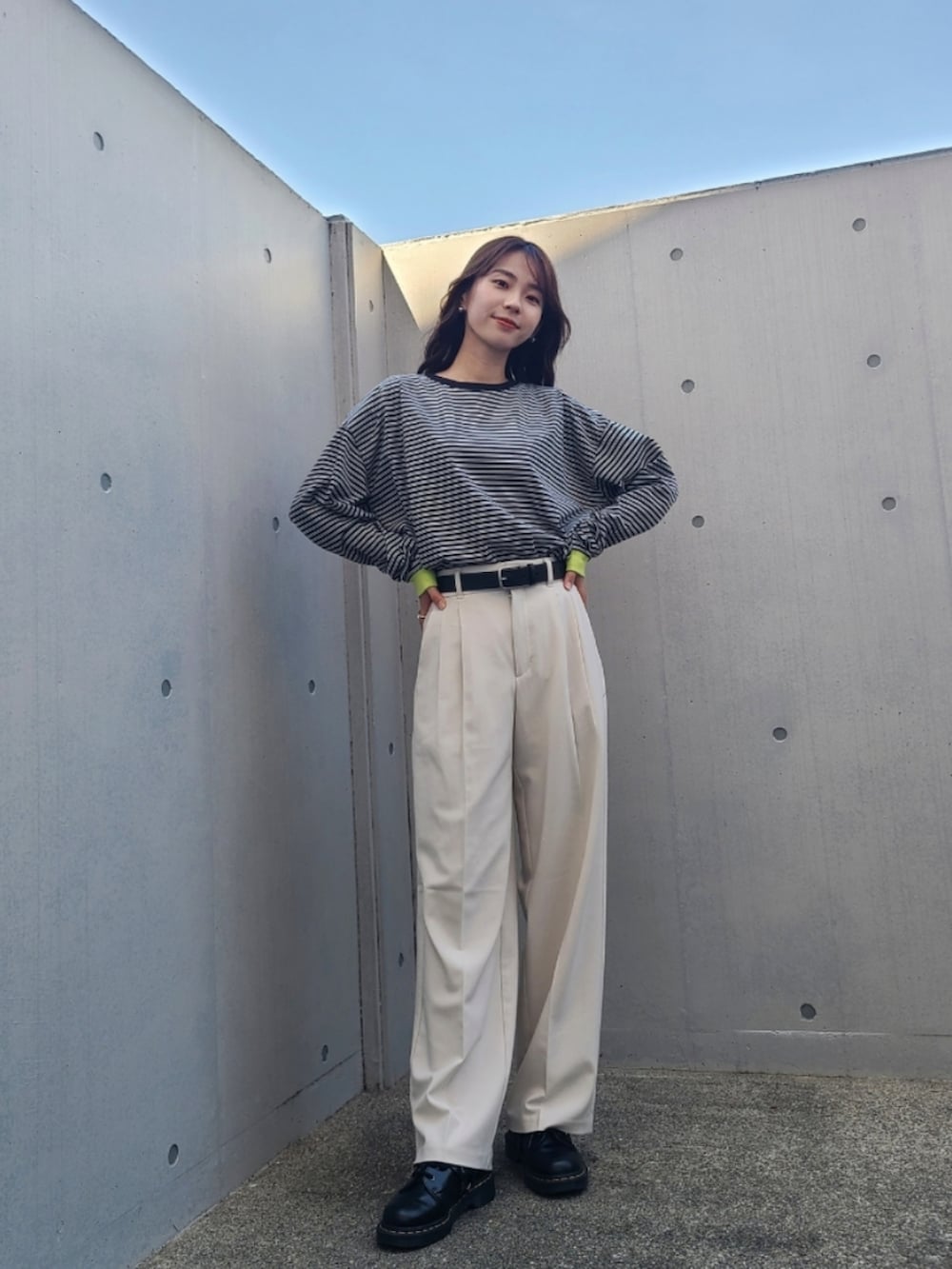 ブラック系のデニムジャケット、ブラック系のTシャツ/カットソー、ブラック系のブーツを着用したレディースの秋コーディネートの2枚目の写真