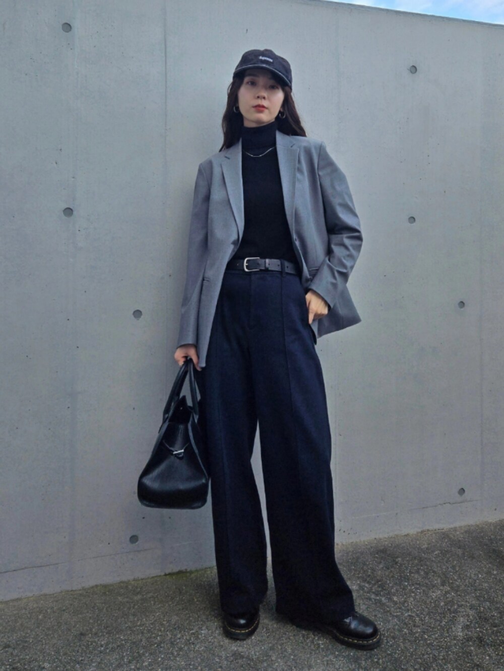 「モノトーン、ジャケット、きれいめカジュアル、オトナカジュアル、シンプルコーデ、タートルネック、ニット、キャップ、キャップ女子、お出かけコーデ、ワイドパンツ、テーラードジャケット、ボストンバッグ、ハンドバッグ、休日スタイル」｜「Supreme のアイテム（キャップ、ブラック系）」を使った、ARINA / 杉本侑菜さん（骨格ウェーブ・レディース・163cm）の冬コーディネートの2枚目の写真