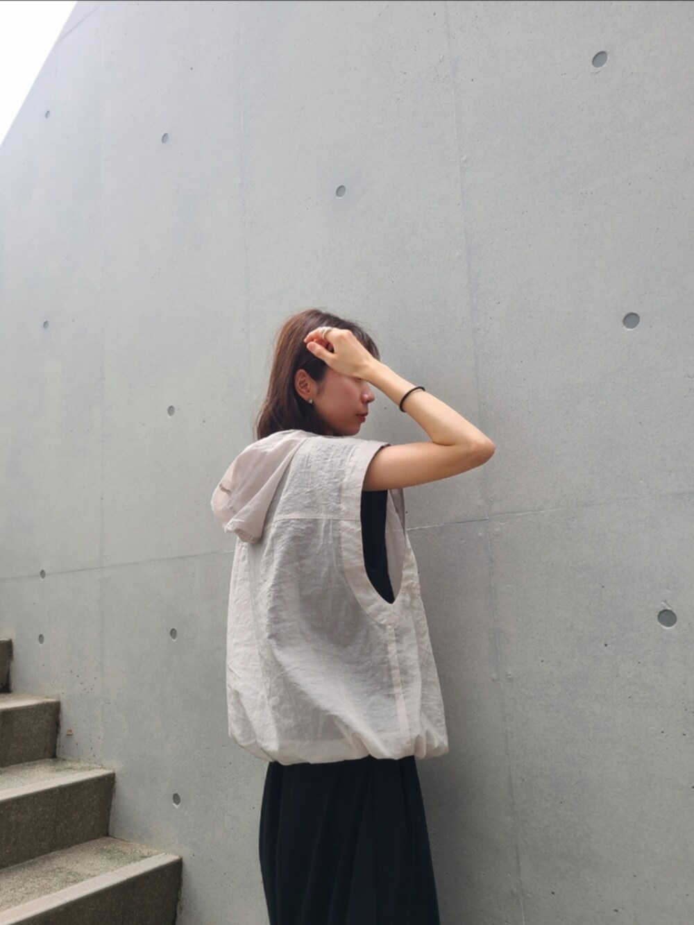 グレー系のシャツ/ブラウス、ブラック系のワンピース、シルバー系のピアス（両耳用）を着用したレディースの夏コーディネートの4枚目の写真