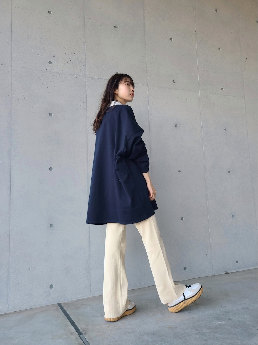 ブルー系のワンピース、ホワイト系のその他パンツ、ブラック系のシャツ/ブラウスを着用したレディースの冬コーディネートの2枚目の写真