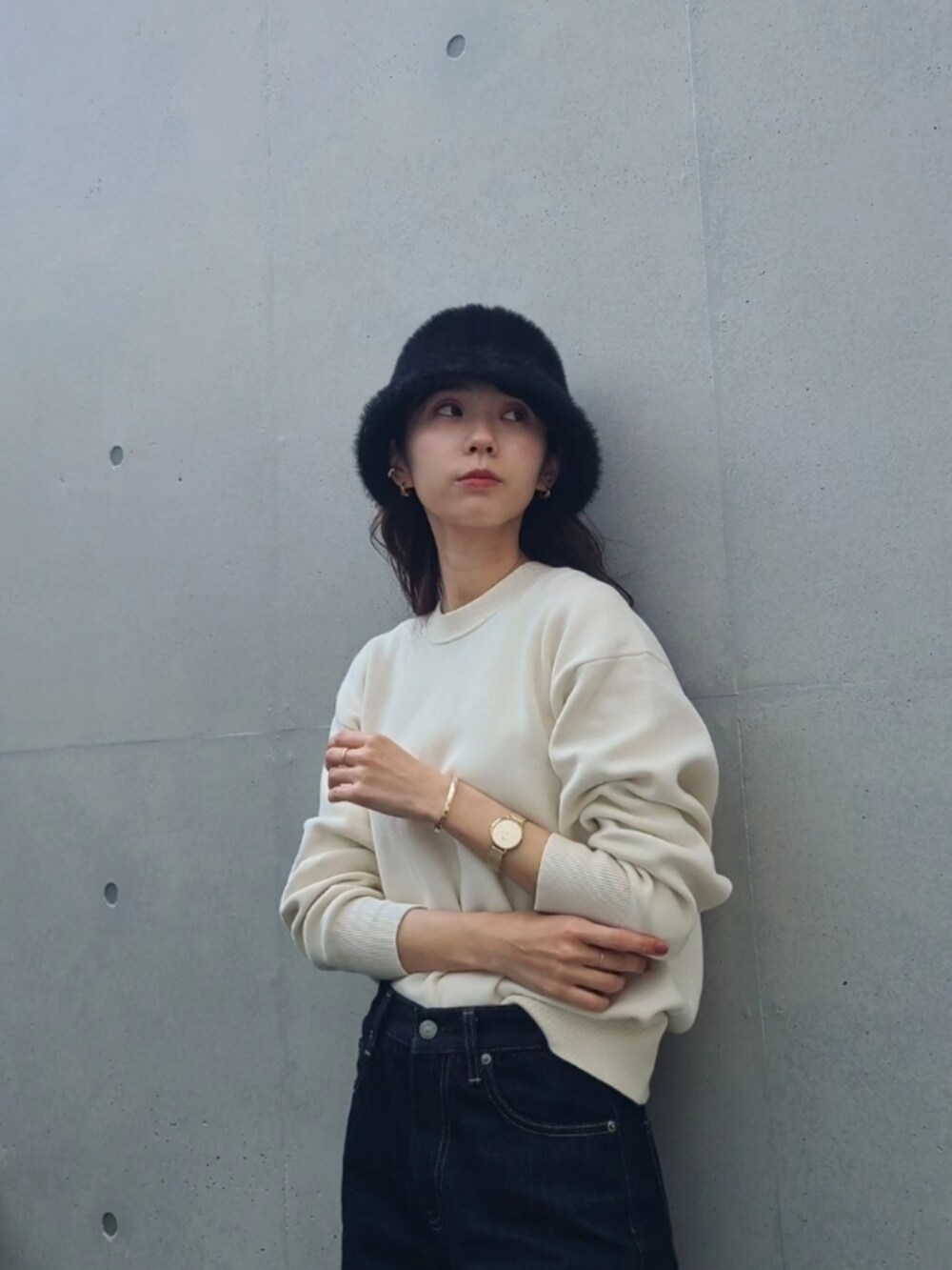 「スニーカー、バケットハット、デニム、デニムパンツ、腕時計、今日のコスメと服、休日スタイル、きれいめカジュアル、冬コーデ、ブラウン、エアフォースワン、NIKE、お出かけコーデ、ゴールドアクセ、プチプラ」|「BEAMS HEARTのBEAMS HEART / フェイクファー バケット ハット(ハット、ブラック系)」を使った、ARINA / 杉本侑菜さん(レディース・163cm)の冬コーディネートの4枚目の写真