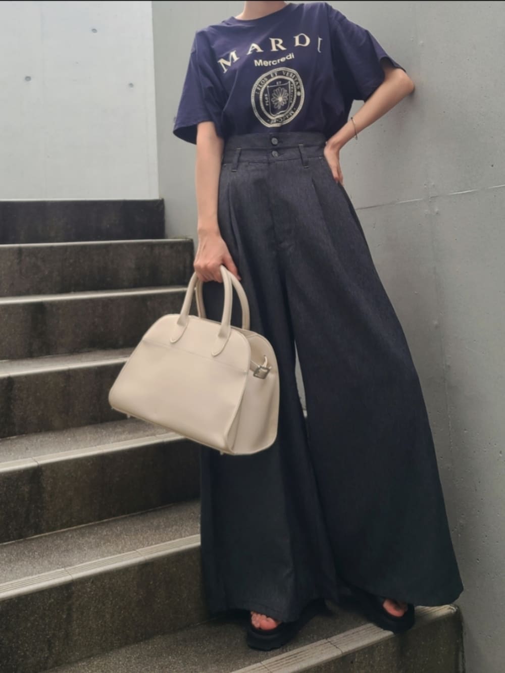 ブルー系のTシャツ/カットソー、ブラック系のサンダル、ブラック系のデニムパンツを着用したレディースの夏コーディネートの3枚目の写真