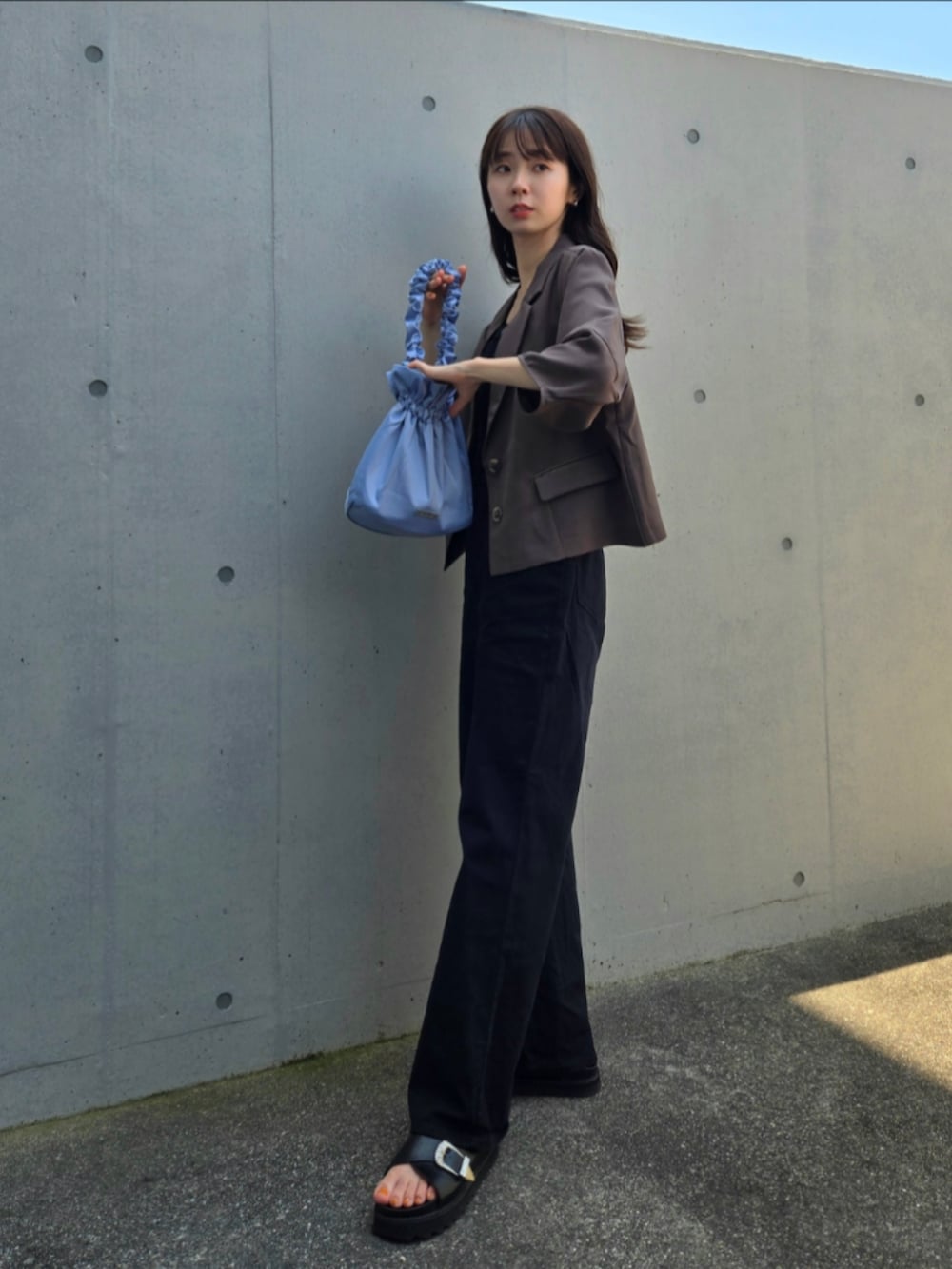 「夏ルックで気分アップ、夏コーデ、サンダル、厚底サンダル、休日スタイル、お出かけコーデ、プチプラ、ジャケット、大人カジュアル、ラフ、きれいめカジュアル、巾着バッグ、サロペット、シンプルコーデ、シンプル」｜「somlu.の【somlu.】2wayギャザーショルダー巾着バッグ（ショルダーバッグ、ブルー系）」を使った、ARINA / 杉本侑菜さん（骨格ウェーブ・レディース・163cm）の夏コーディネートの3枚目の写真
