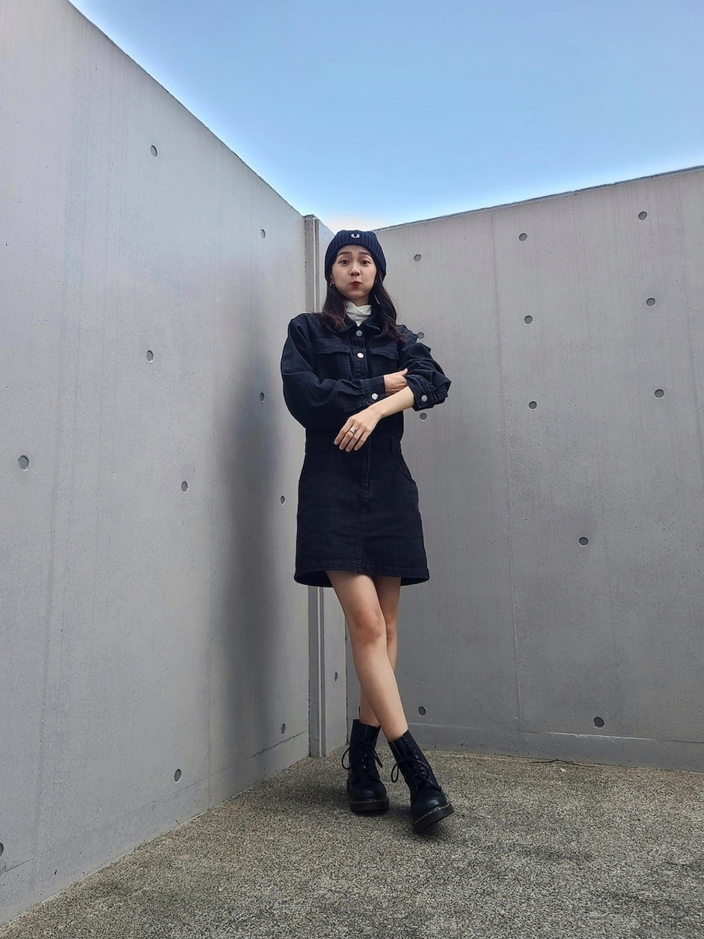 ブラック系のワンピース、ブラック系のブーツ、ブラック系のニットキャップ/ビーニーを着用したレディースの冬コーディネートの3枚目の写真