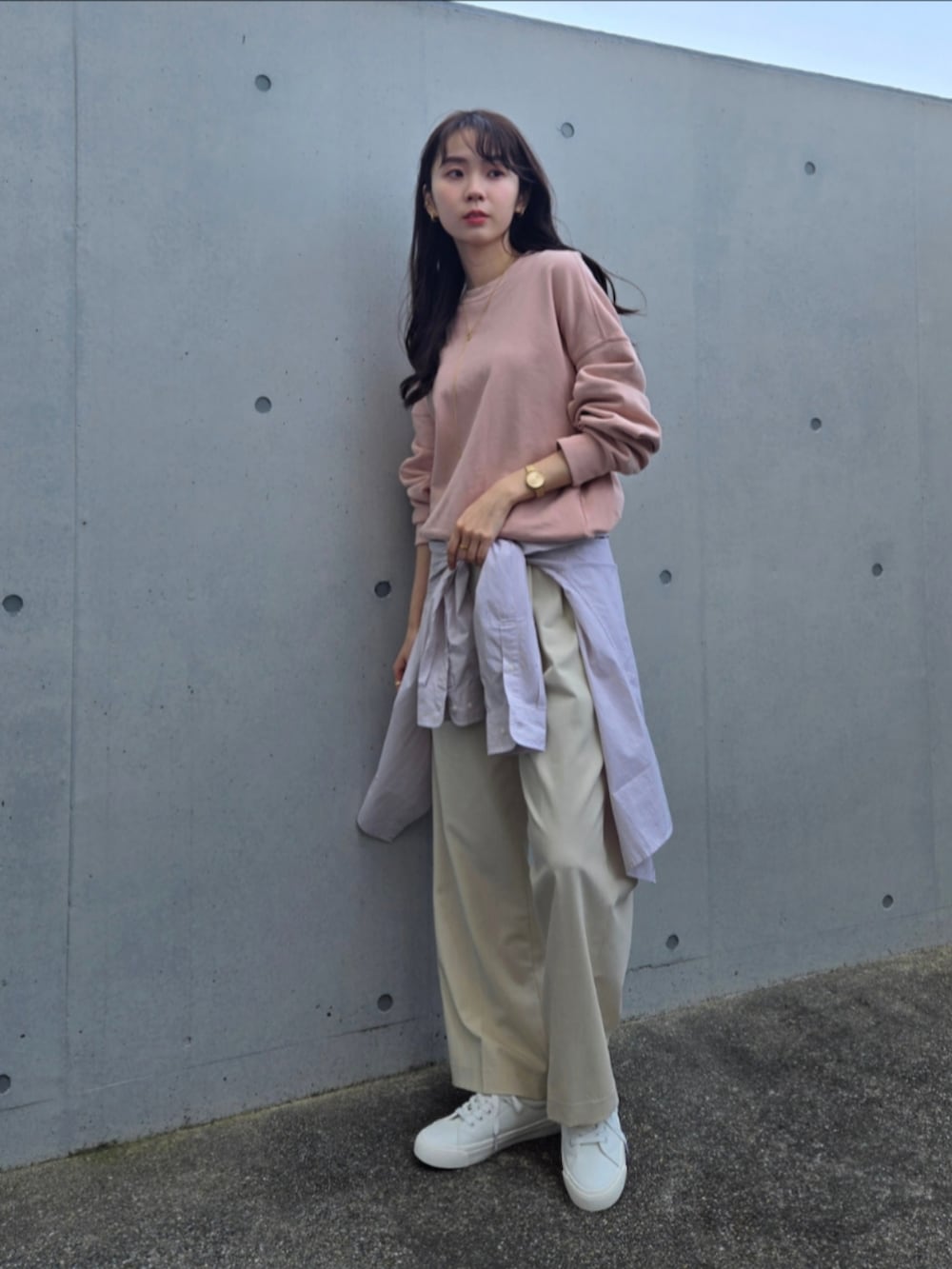 ホワイト系のスニーカー、ホワイト系のパンツ、ピンク系のシャツ/ブラウスを着用したレディースの春コーディネートの2枚目の写真