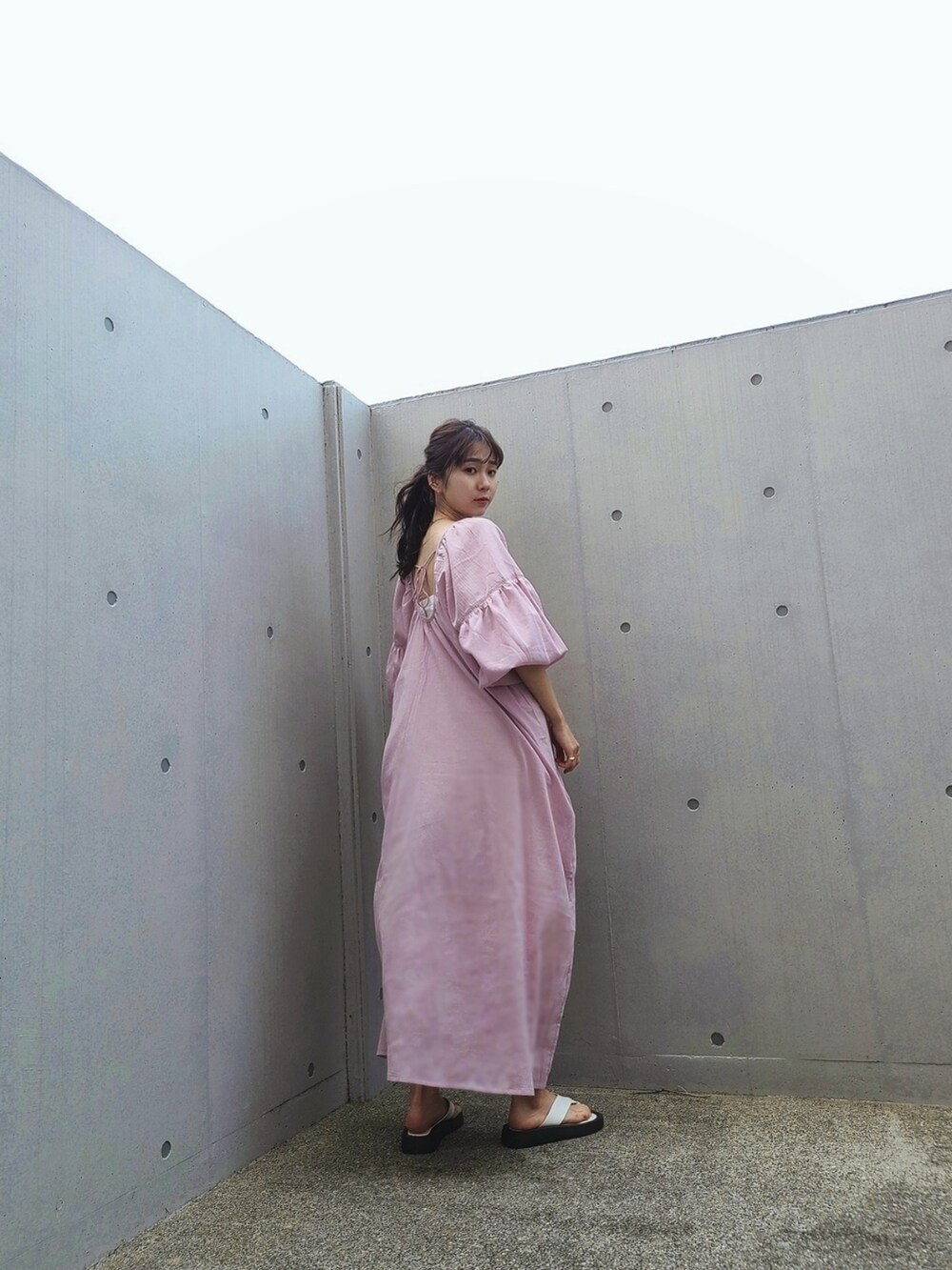 パープル系のワンピース、ホワイト系のサンダルを着用したレディースの春コーディネートの3枚目の写真