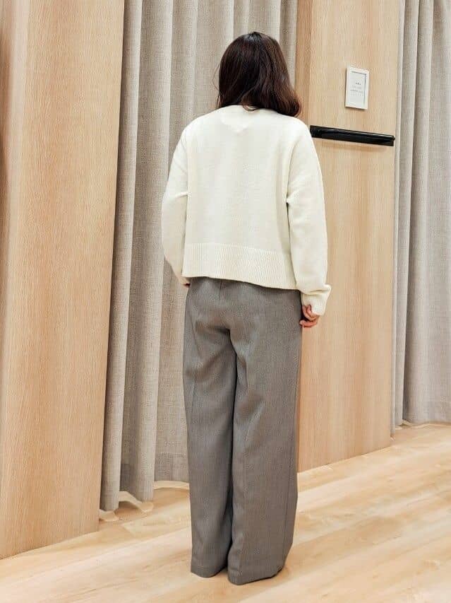 グレー系のステンカラーコート、ホワイト系のニット/セーター、グレー系のその他パンツを着用したレディースの秋コーディネートの9枚目の写真