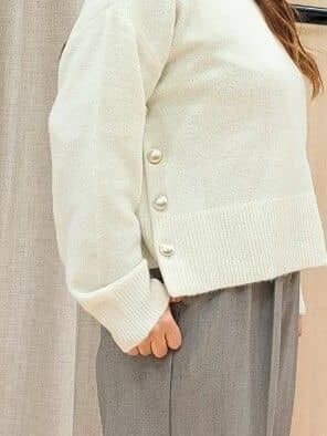 グレー系のステンカラーコート、ホワイト系のニット/セーター、グレー系のその他パンツを着用したレディースの秋コーディネートの10枚目の写真