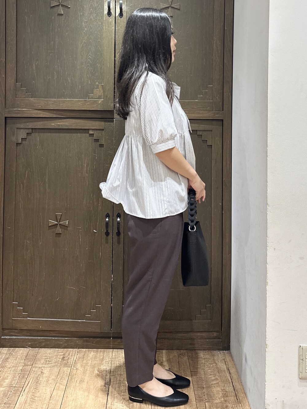 ホワイト系のシャツ/ブラウス、ブラウン系のその他パンツ、ブラック系のショルダーバッグを着用したレディースの夏コーディネートの6枚目の写真