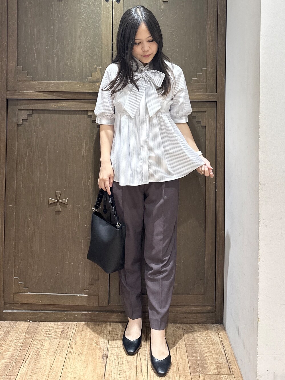 ホワイト系のシャツ/ブラウス、ブラウン系のその他パンツ、ブラック系のショルダーバッグを着用したレディースの夏コーディネートの2枚目の写真
