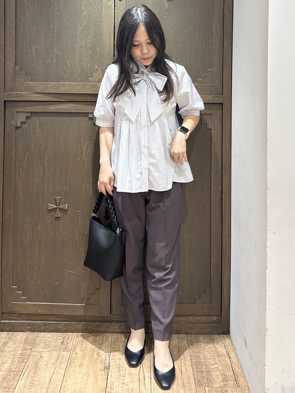 ホワイト系のシャツ/ブラウス、ブラウン系のその他パンツ、ブラック系のショルダーバッグを着用したレディースの夏コーディネートの3枚目の写真