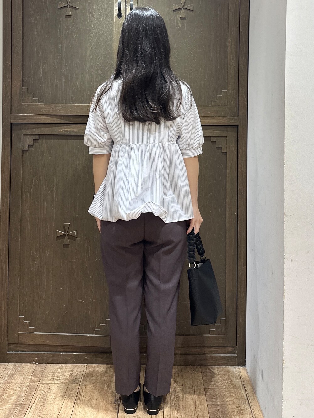 ホワイト系のシャツ/ブラウス、ブラウン系のその他パンツ、ブラック系のショルダーバッグを着用したレディースの夏コーディネートの7枚目の写真