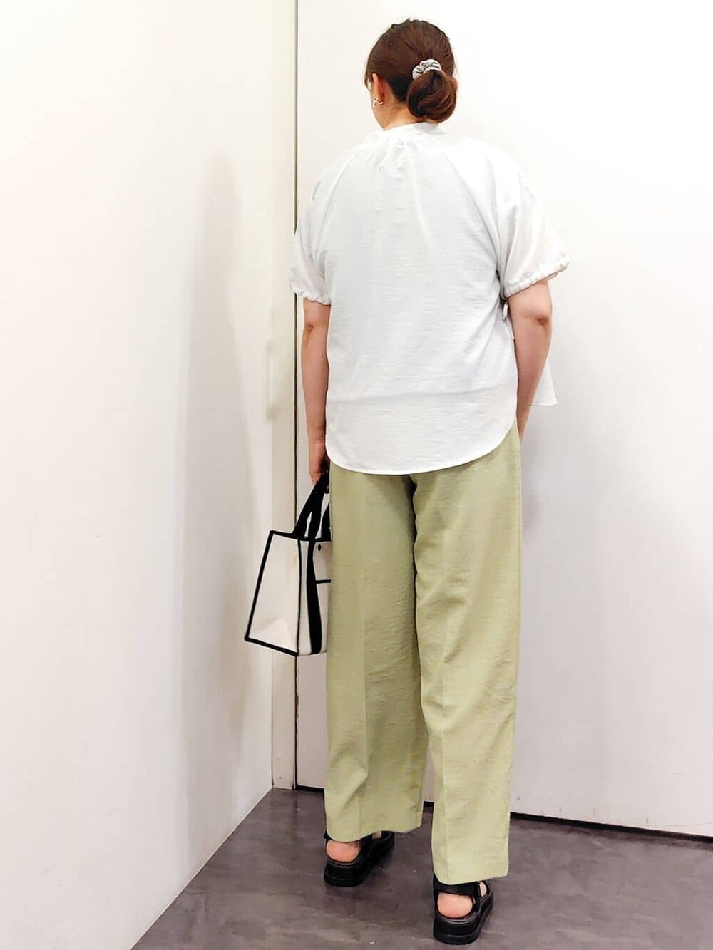ホワイト系のシャツ/ブラウス、グリーン系のその他パンツ、ブラック系のトートバッグを着用したレディースの夏コーディネートの3枚目の写真