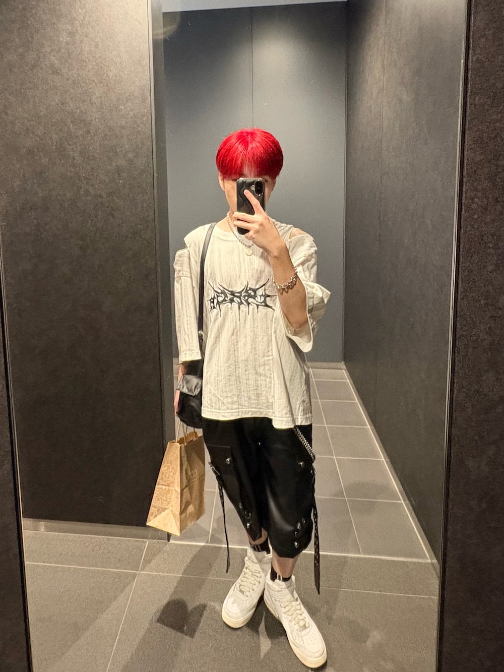 ホワイト系のTシャツ/カットソー、ブラック系のパンツを着用したメンズの春コーディネートの2枚目の写真