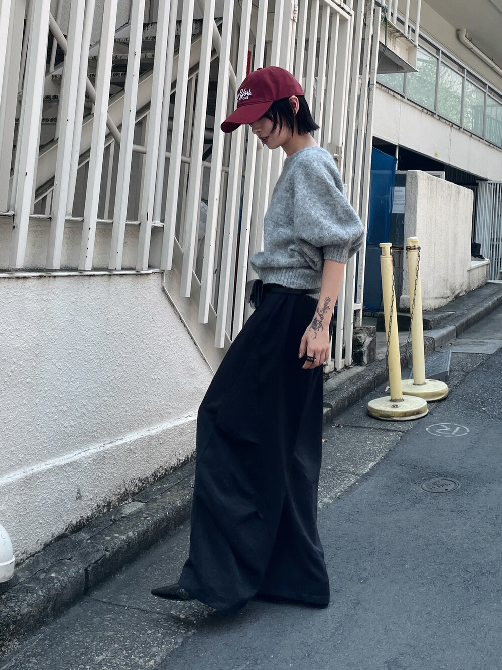 グレー系のニット/セーター、ブラック系のその他パンツ、ブラック系のベルトを着用したレディースの夏コーディネートの3枚目の写真