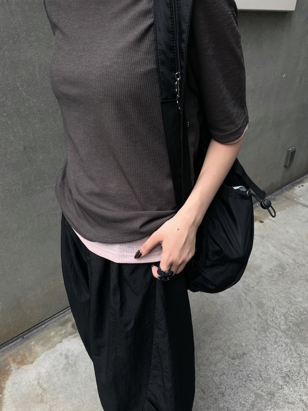 グレー系のTシャツ/カットソー、ブラック系のトートバッグ、ブラック系のその他パンツを着用したレディースの夏コーディネートの3枚目の写真