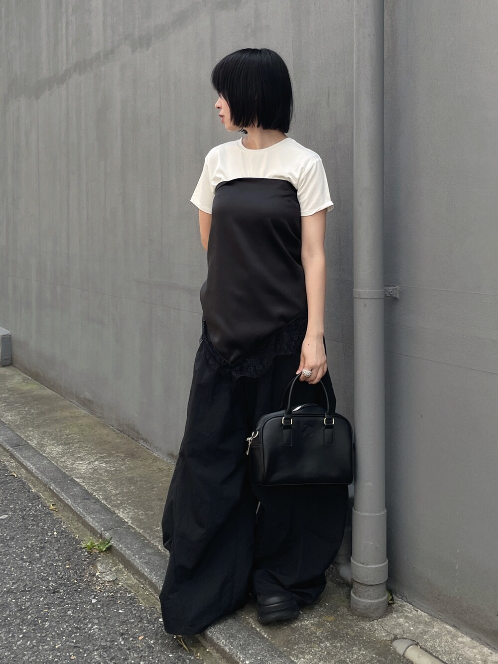 ホワイト系のTシャツ/カットソー、ブラック系のトートバッグ、ブラック系のバンダナ/スカーフを着用したレディースの春コーディネートの2枚目の写真