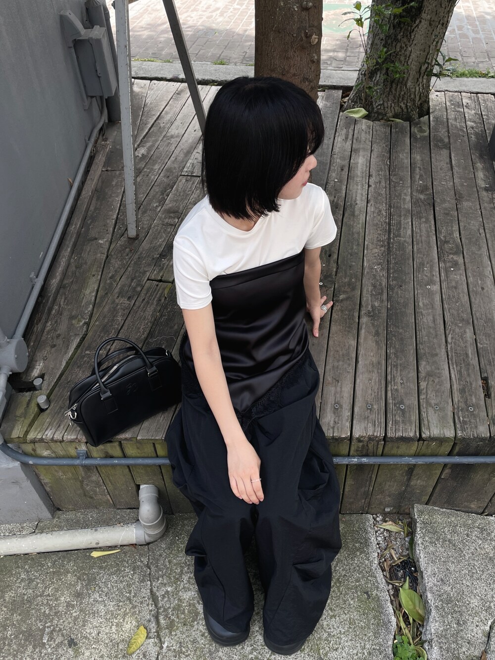 ホワイト系のTシャツ/カットソー、ブラック系のトートバッグ、ブラック系のバンダナ/スカーフを着用したレディースの春コーディネートの3枚目の写真