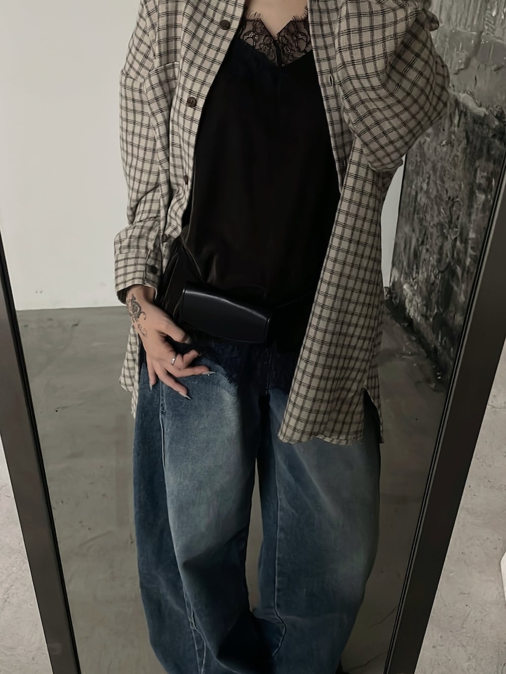 ブルー系のデニムパンツ、ベージュ系のシャツ/ブラウス、ブラウン系のタンクトップを着用したレディースの秋コーディネートの2枚目の写真
