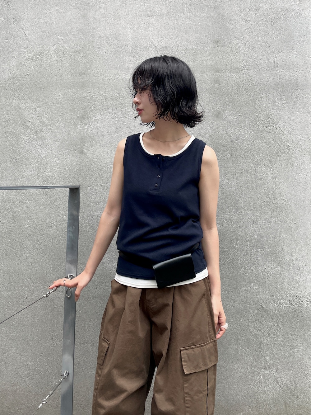 ブルー系のキャミソール、ブラウン系のその他パンツ、ブラック系のベルトを着用したレディースの夏コーディネートの2枚目の写真