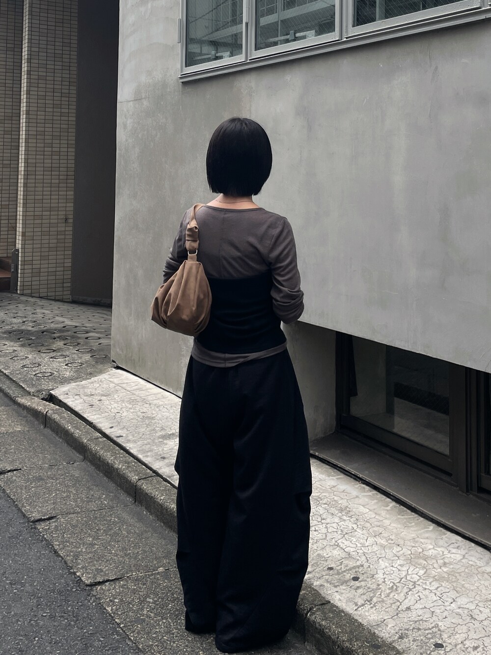 ブラック系のTシャツ/カットソー、グレー系のTシャツ/カットソー、ブラック系のその他パンツを着用したレディースの夏コーディネートの2枚目の写真