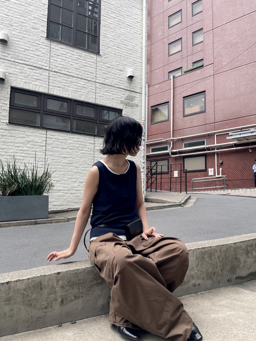 ブルー系のキャミソール、ブラウン系のその他パンツ、ブラック系のベルトを着用したレディースの夏コーディネートの3枚目の写真