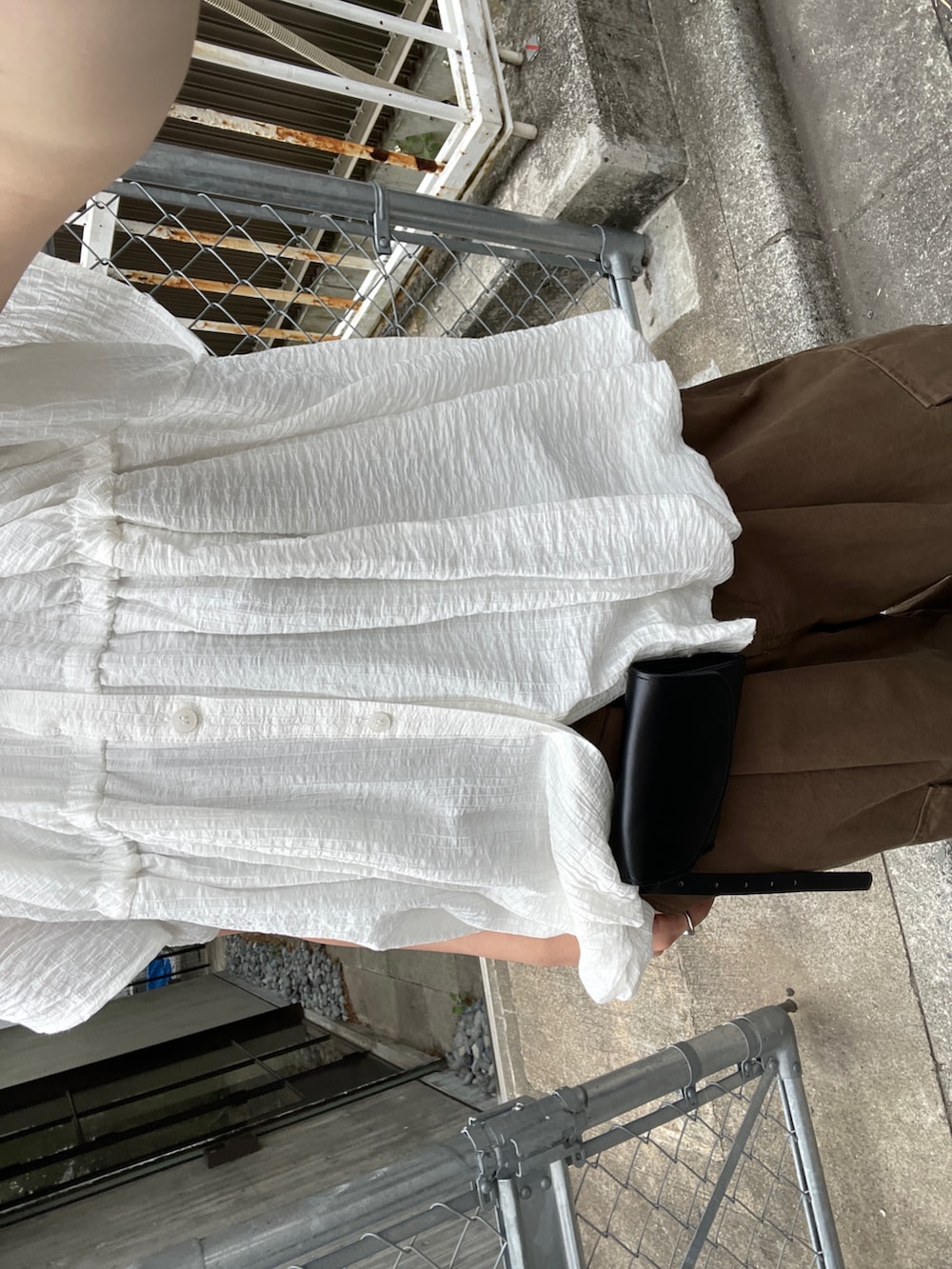 ホワイト系のシャツ/ブラウス、ブラウン系のその他パンツ、ブラック系のベルトを着用したレディースの夏コーディネートの3枚目の写真