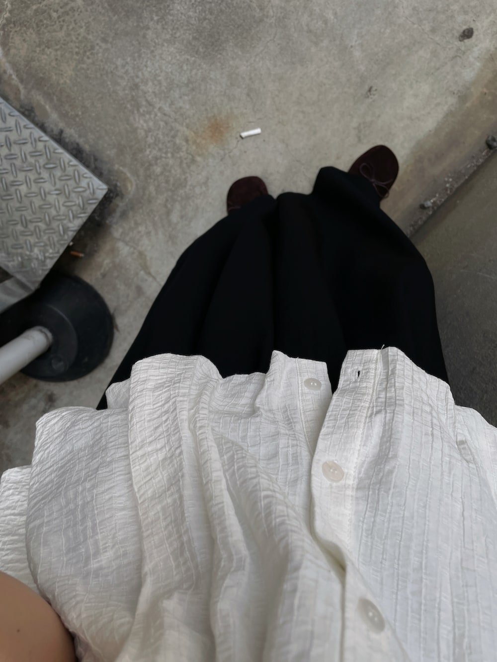 ホワイト系のシャツ/ブラウス、ブラウン系のその他パンツ、ブラック系のベルトを着用したレディースの夏コーディネートの4枚目の写真