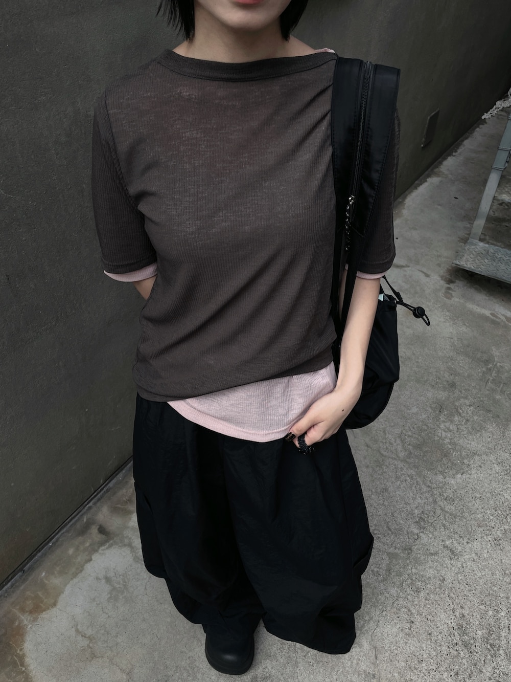 グレー系のTシャツ/カットソー、ブラック系のトートバッグ、ブラック系のその他パンツを着用したレディースの夏コーディネートの2枚目の写真
