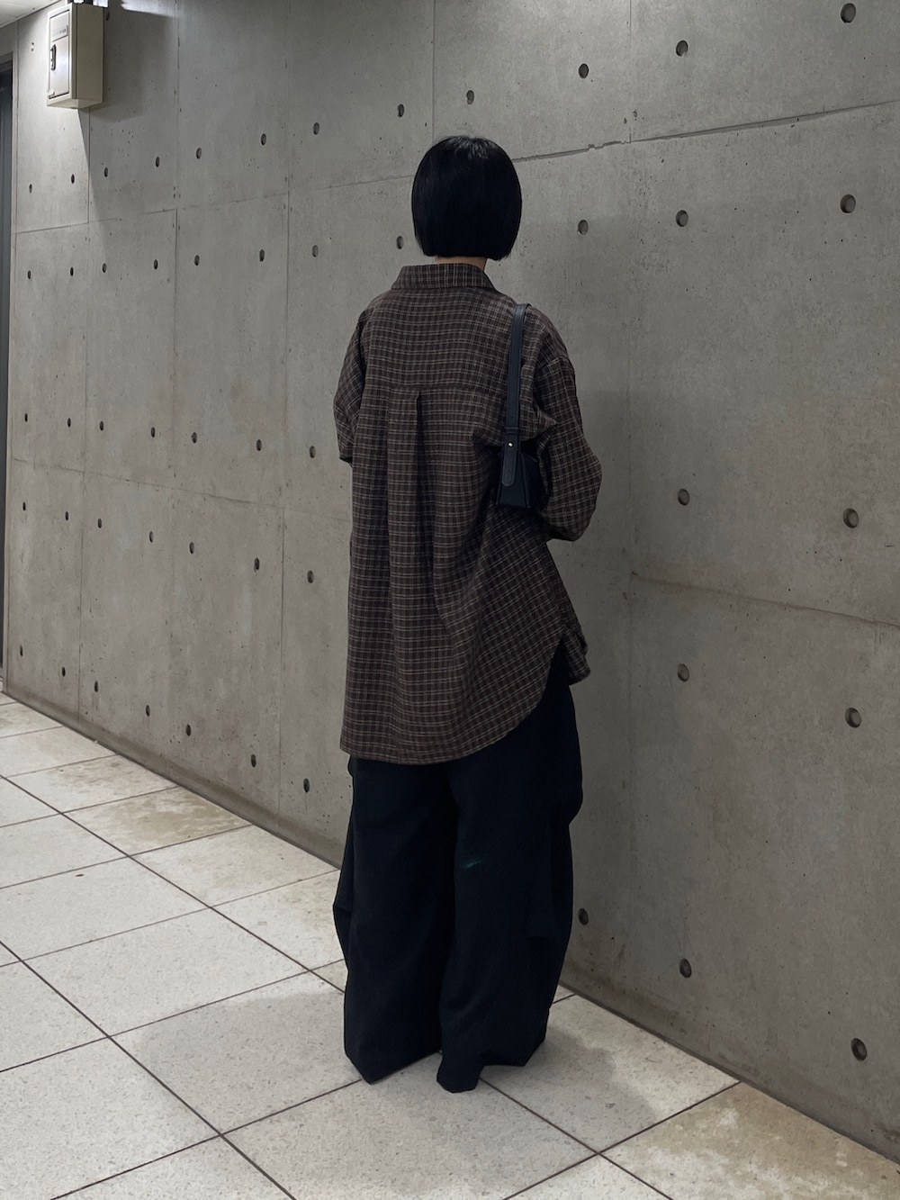 ブラウン系のシャツ/ブラウス、ブラウン系のタンクトップ、ブラック系のその他パンツを着用したレディースの秋コーディネートの6枚目の写真