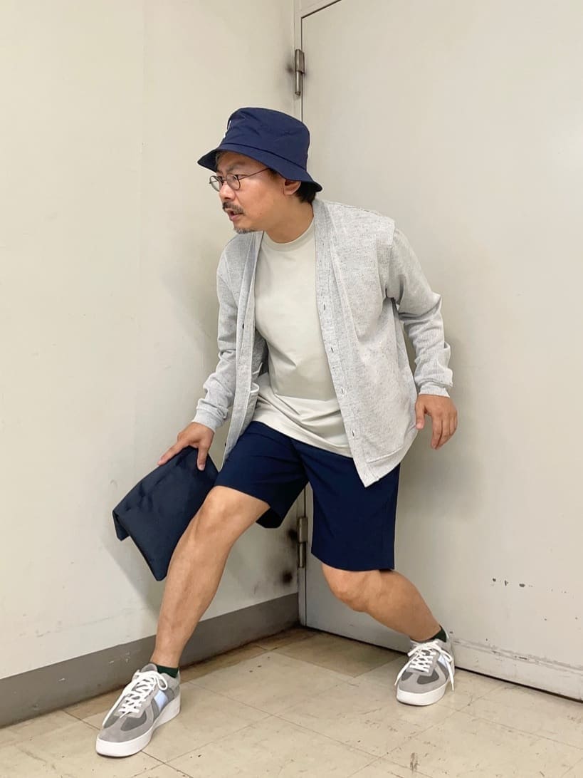 ブルー系のクラッチバッグ、ブルー系のハットを着用したメンズの夏コーディネートの5枚目の写真