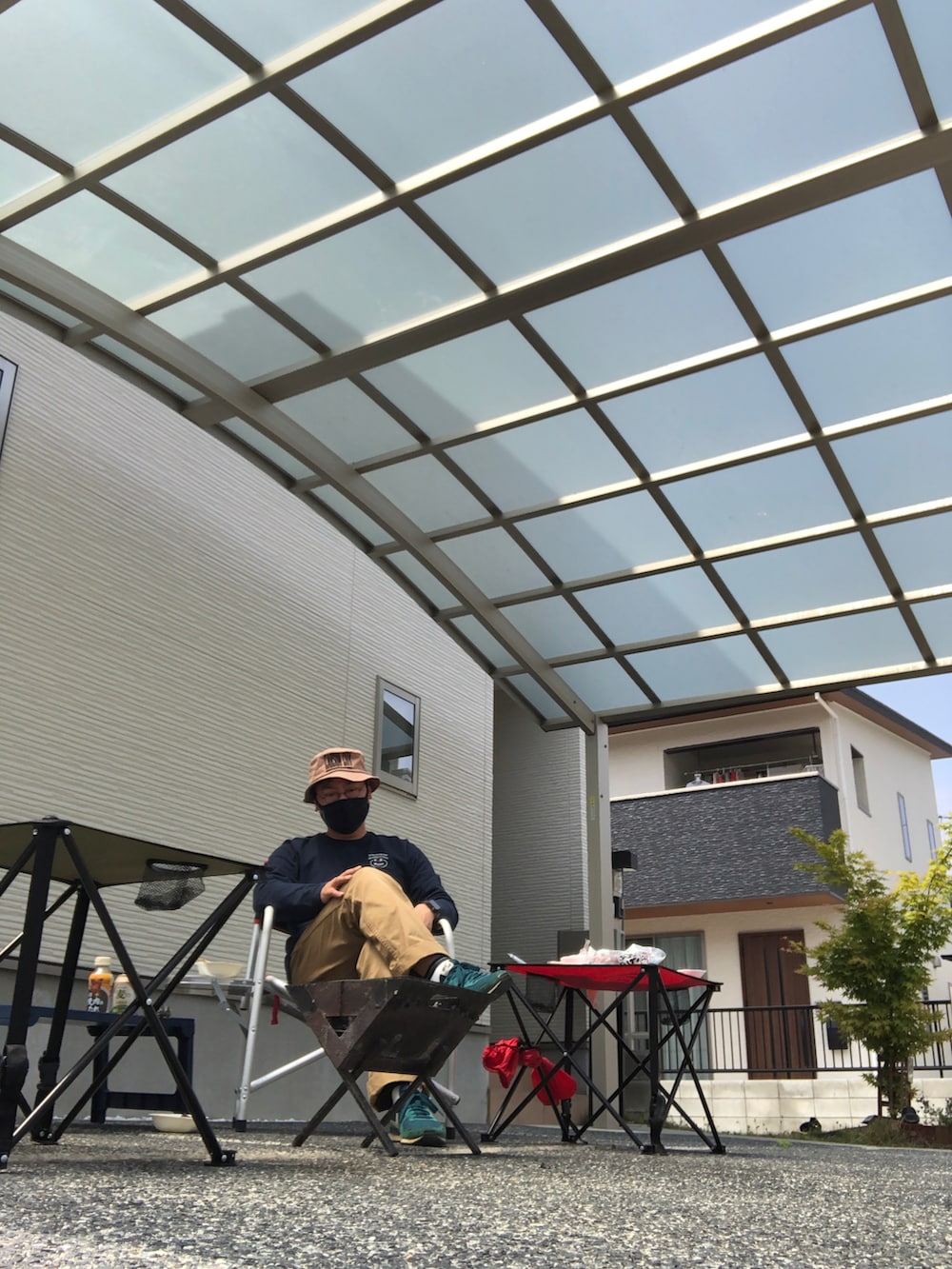 ブルー系のTシャツ/カットソー、グリーン系のその他パンツ、ブルー系のスニーカーを着用したメンズの春コーディネートの2枚目の写真