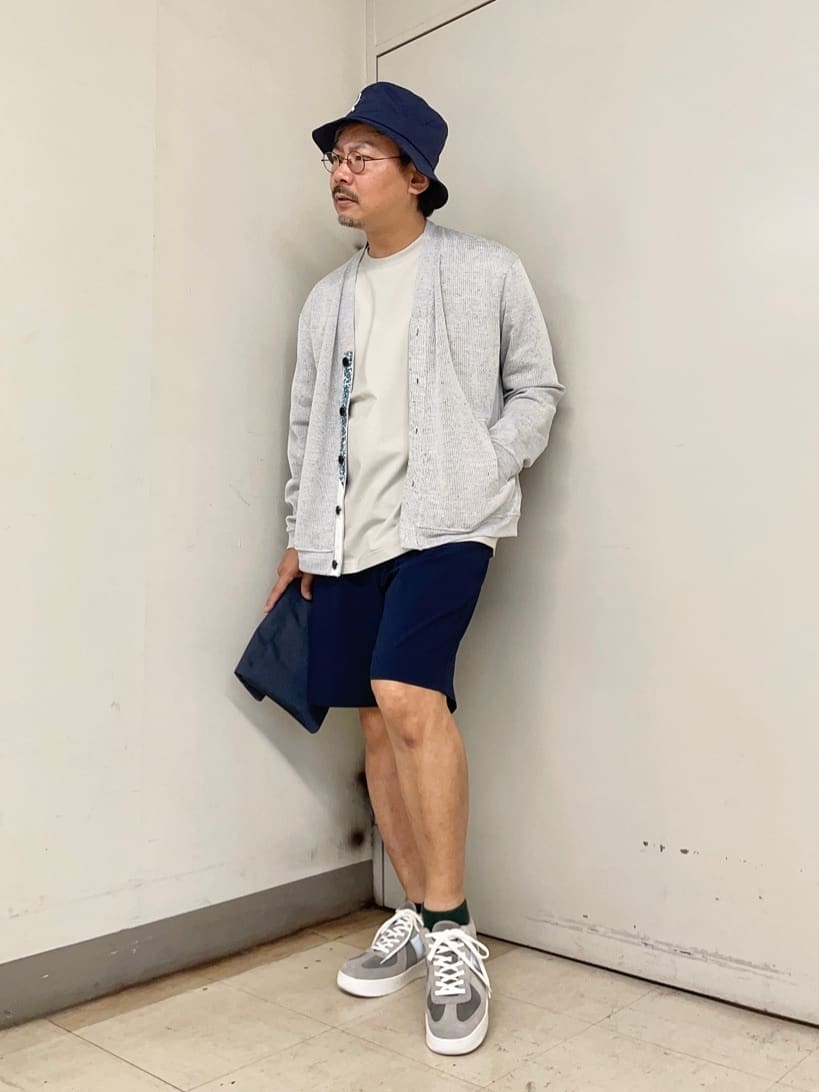 ブルー系のクラッチバッグ、ブルー系のハットを着用したメンズの夏コーディネートの4枚目の写真