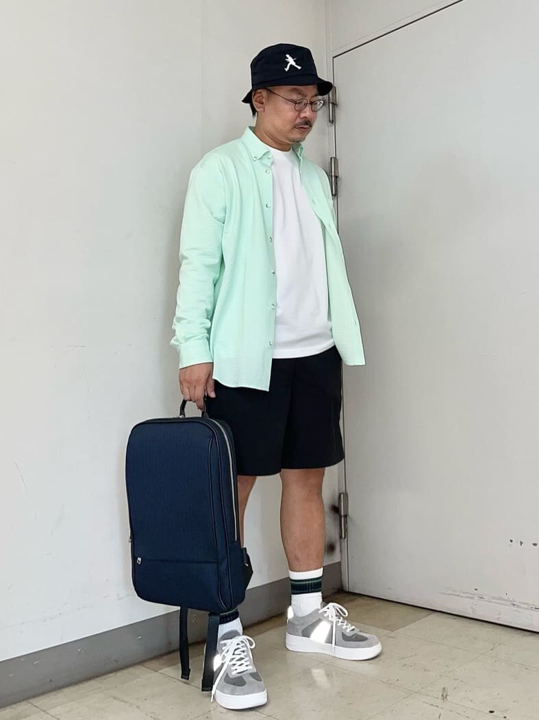 グリーン系のシャツ/ブラウス、ブラック系のその他パンツ、グリーン系のブレスレットを着用したメンズの夏コーディネートの2枚目の写真