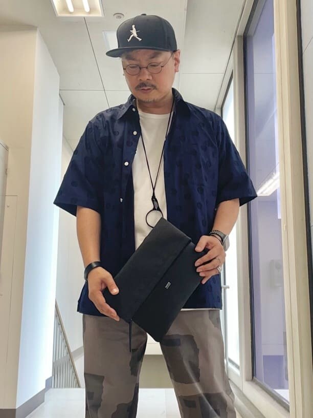 ブラック系のクラッチバッグを着用したメンズの夏コーディネートの4枚目の写真