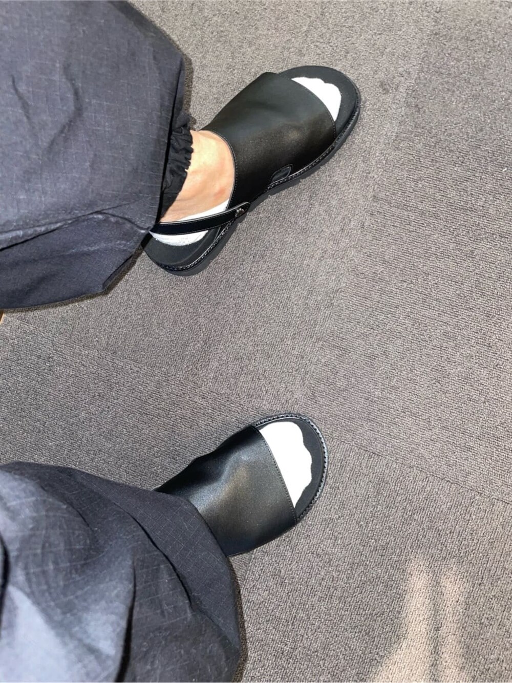 ブラック系のニットキャップ/ビーニーを着用したメンズの夏コーディネートの8枚目の写真