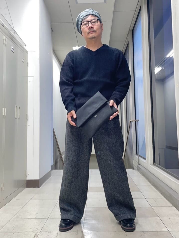 ブラック系のクラッチバッグを着用したメンズの冬コーディネートの3枚目の写真