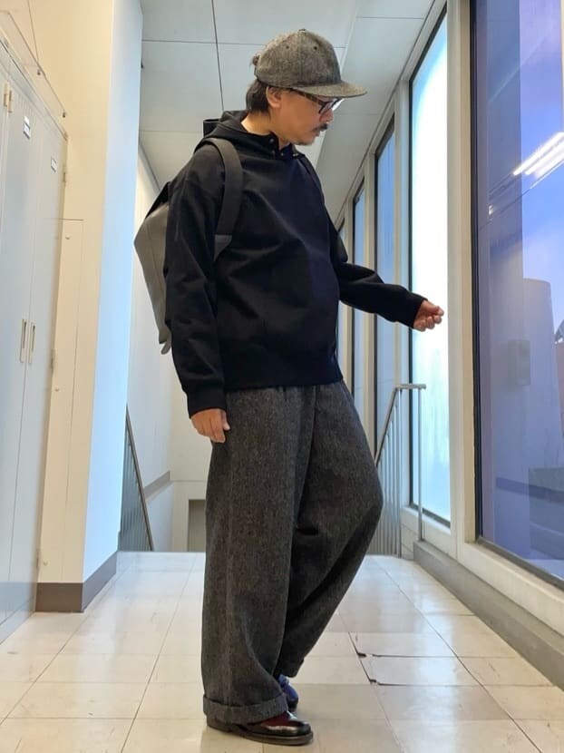 グレー系のバックパック/リュックを着用したメンズの冬コーディネートの3枚目の写真