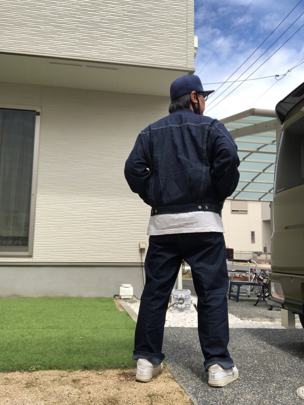 ブルー系のジャケット/アウター、ホワイト系のTシャツ/カットソー、ホワイト系のスニーカーを着用したメンズの春コーディネートの2枚目の写真