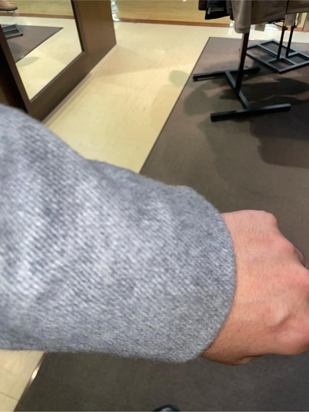 グレー系のステンカラーコート、ホワイト系のTシャツ/カットソー、ブラック系のバックパック/リュックを着用したメンズの秋コーディネートの8枚目の写真
