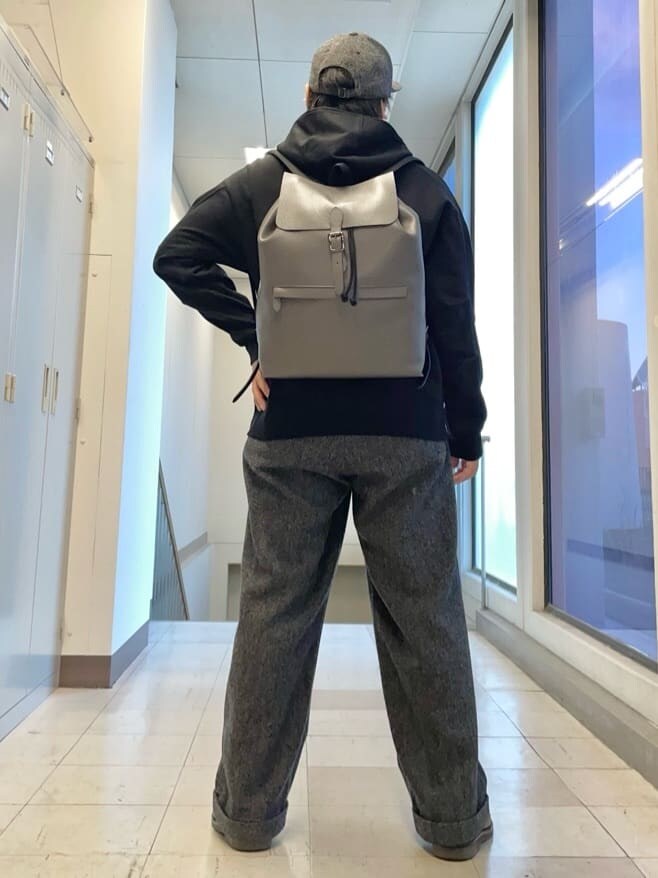 グレー系のバックパック/リュックを着用したメンズの冬コーディネートの4枚目の写真