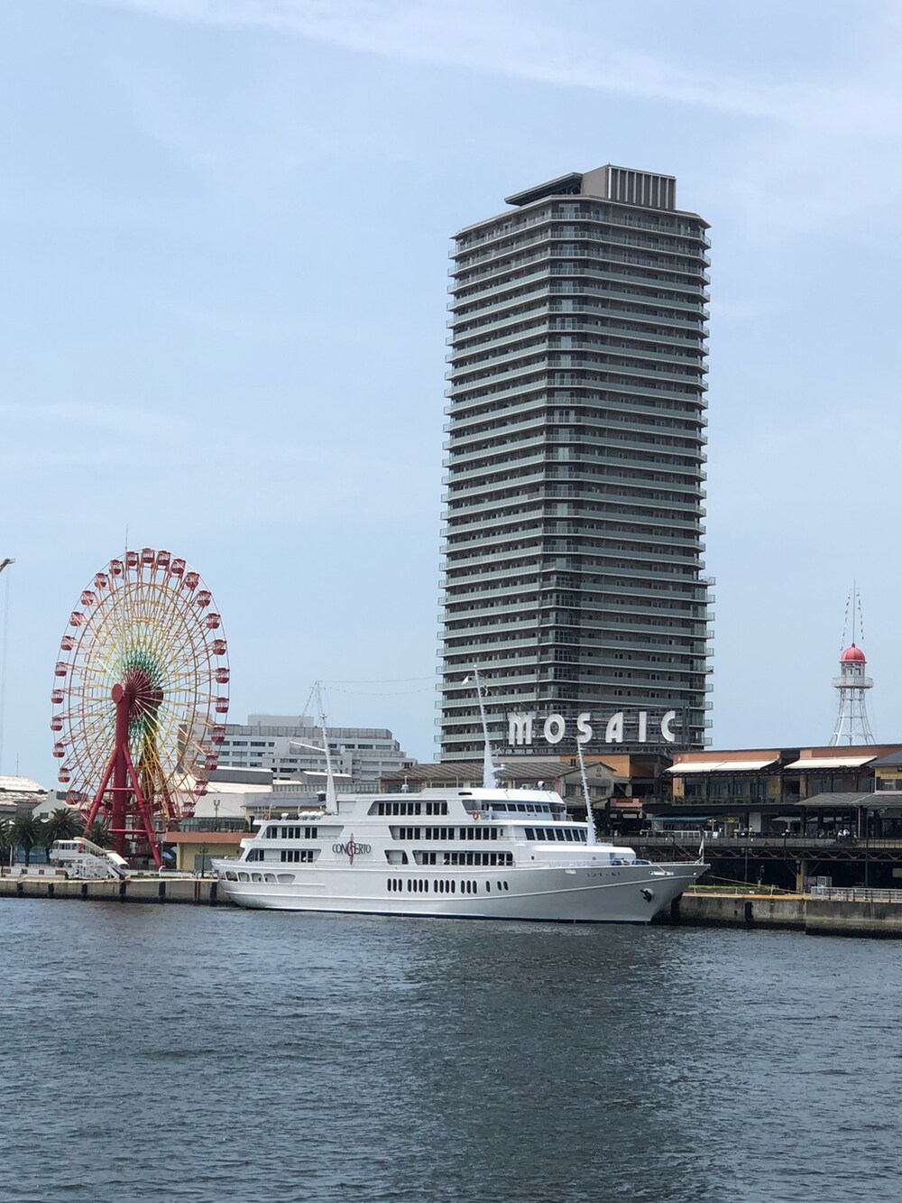 ホワイト系のTシャツ/カットソー、ホワイト系のバッグ、ブルー系のその他パンツを着用したメンズの夏コーディネートの3枚目の写真
